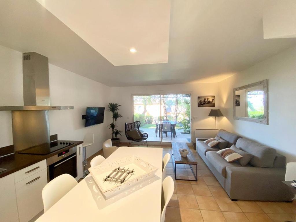 Villa Vue Mer Donnant Sur Le Golfe De St Tropez, 2 Chambres, 6 Pers, Piscine Commune サントロペ エクステリア 写真
